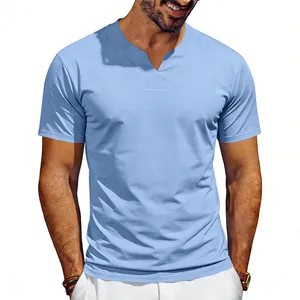 Dettaglio della maglia in jersey azzurro da uomo con scollo a V e vestibilità comoda e ampia