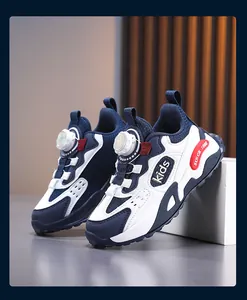 Detail van blauw-witte kindersneakers met een handig roterend vetersysteem