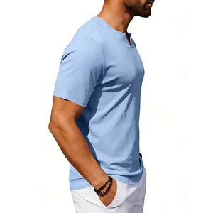 Vista laterale della t-shirt da uomo a maniche corte celeste in jersey con scollo a V