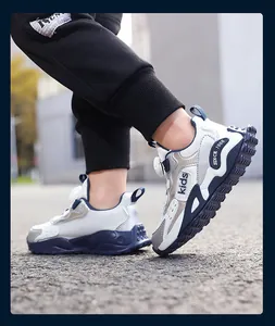 Zijaanzicht van antislip sneakers voor kinderen met snelvetersysteem op straat