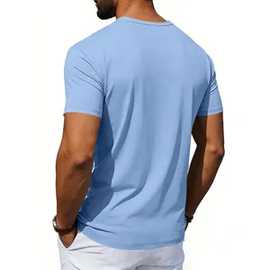 Vista posteriore di una t-shirt da uomo in jersey leggero ad asciugatura rapida in azzurro