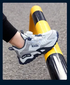 Gedetailleerd overzicht van kindersportschoenen met een handig draaisluitsysteem.