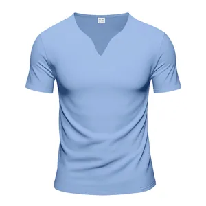 Primo piano dello scollo a V intagliato e del tessuto azzurro di questa t-shirt da uomo
