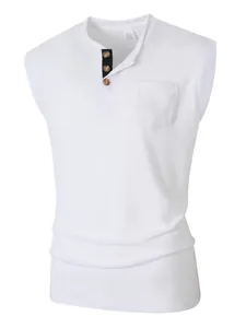 Gros plan d'un débardeur Henley blanc pour hommes avec patte de boutonnage et poche