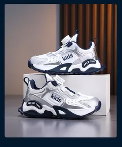 Detail van zilveren kindersportschoenen met draaisluiting en antislipzool.
