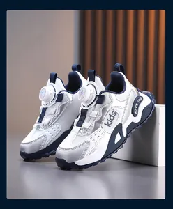 Detail van kindersportschoenen met waterdicht bovenwerk en draaisluiting systeem