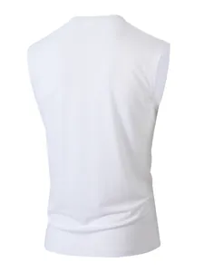 Vue arrière d'un débardeur d'été décontracté blanc minimaliste pour hommes sans manches