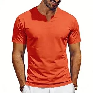 Primo piano della t-shirt da uomo arancione con scollo a V e tessuto ad asciugatura rapida