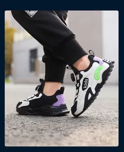 Zijaanzicht van waterdichte kindersneakers in wit, zwart en paars, sportieve stijl.