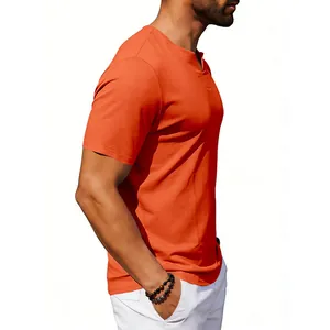 Vista laterale della t-shirt da uomo arancione brillante con scollo a V