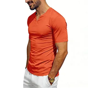 Dettaglio di una maglia da uomo arancione con scollo a V, stile estivo casual