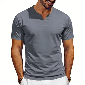 Primo piano dettagliato di una maglia da uomo grigia a maniche corte con scollo a V in tessuto