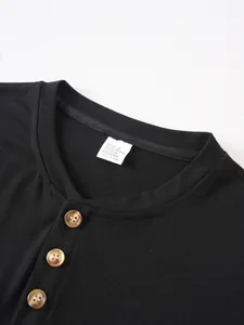 Détail en gros plan d'un col de chemise henley noire pour homme avec boutons