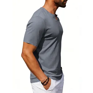 Vista dettagliata del profilo di una t-shirt grigia a maniche corte con scollo a V