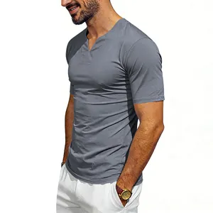 Dettaglio della maglietta in jersey grigio con scollo a V e vestibilità.