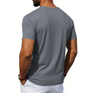 Vista posteriore di una t-shirt a maniche corte grigia ad asciugatura rapida da uomo