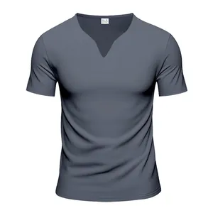 Dettaglio di una maglietta jersey da uomo con scollo a V e asciugatura rapida in blu grigio