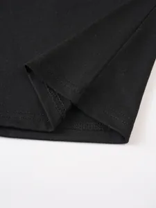 Gros plan détaillé montrant la couture d'ourlet de qualité sur un haut noir en coton pour homme