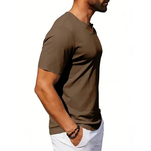 Vista laterale dettagliata di una t-shirt da uomo marrone a maniche corte scollo V
