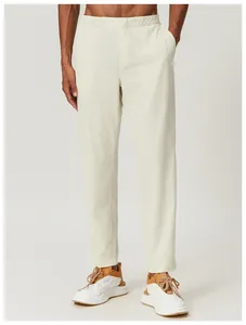 Vue frontale du pantalon de randonnée crème pour hommes sur mannequin avec baskets