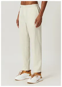 Détail du pantalon de sport d'extérieur beige à séchage rapide pour homme de randonnée