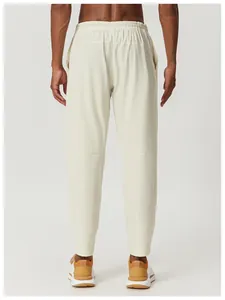 Vue arrière d'un pantalon de sport extérieur à séchage rapide beige pour homme et randonnée