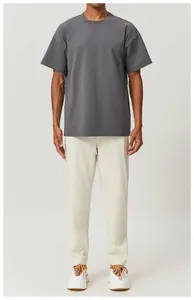 Vue détaillée du pantalon de sport extérieur beige pour homme, idéal randonnée.