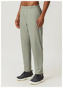 Vue détaillée d'un pantalon de sport d'extérieur vert sauge séchage rapide pour hommes