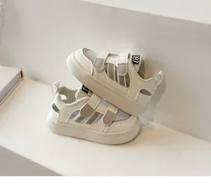 Détails des sandales de sport en maille blanche respirante pour enfant avec scratch