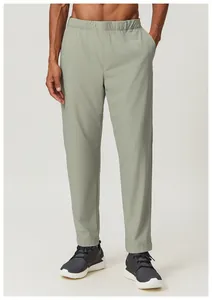 Pantalon de randonnée homme gris clair à séchage rapide porté avec baskets