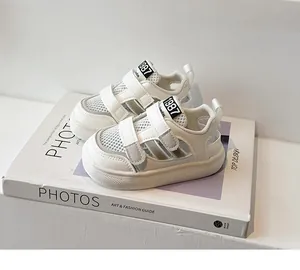 Vue détaillée de baskets en mesh blanc respirant pour enfants avec étiquette 1987