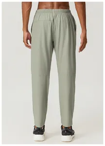 Vue arrière montrant la coupe du pantalon de randonnée homme vert sauge à séchage rapide