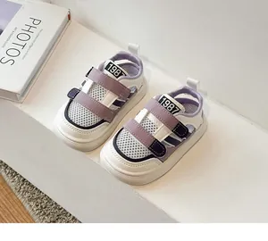 Vue détaillée de sandales de sport en mesh violet et blanc respirant pour enfants