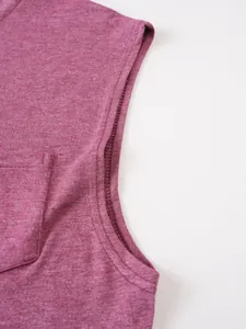 Détail de la poche et de la couture de l'emmanchure sur un gilet sans manches violet
