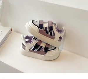 Gros plan détaillé de sandales de sport violettes et blanches pour enfants en maille