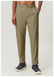 Vue détaillée d'un pantalon de sport outdoor vert olive pour homme à séchage rapide