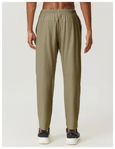 Vue arrière d'un pantalon de randonnée séchage rapide vert olive pour hommes