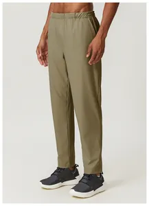 Détail de vue latérale d'un pantalon d'extérieur vert olive pour homme, coupe ajustée.