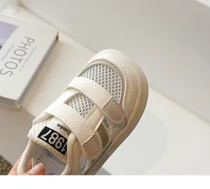 Détail de la tige en maille respirante sur sandales enfant blanches avec velcro