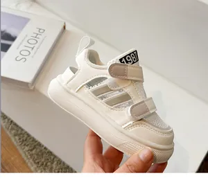 Vue détaillée des sandales de sport en maille blanche pour enfants avec bride velcro