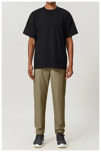 Vue complète du pantalon de randonnée olive pour homme avec une coupe athlétique décontractée.