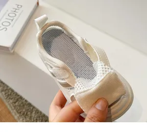 Gros plan de sandales pour enfants en maille respirante avec fermeture velcro.