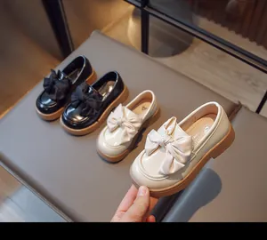 Gros plan de mocassins pour enfants de style britannique avec nœud et semelle épaisse