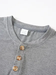 Gros plan du col d'un t-shirt Henley gris pour homme avec boutons et étiquette