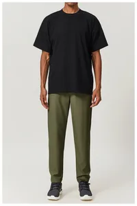 Vue de corps entier d'un mannequin portant un pantalon de randonnée vert olive