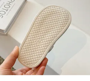 Vue détaillée de la semelle antidérapante à grille pour sandales d'été pour enfants.