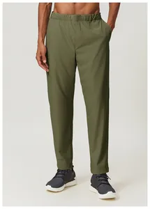 Détail du pantalon de randonnée homme vert olive à séchage rapide pour le camping