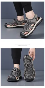 Detalle de sandalias grises para hombre con diseño de punta cerrada y hebilla giratoria