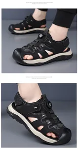 Detalle de sandalias deportivas transpirables con puntera cerrada para hombre en verano