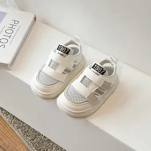 Sandales de sport blanches respirantes et creuses pour enfants avec un bout fermé